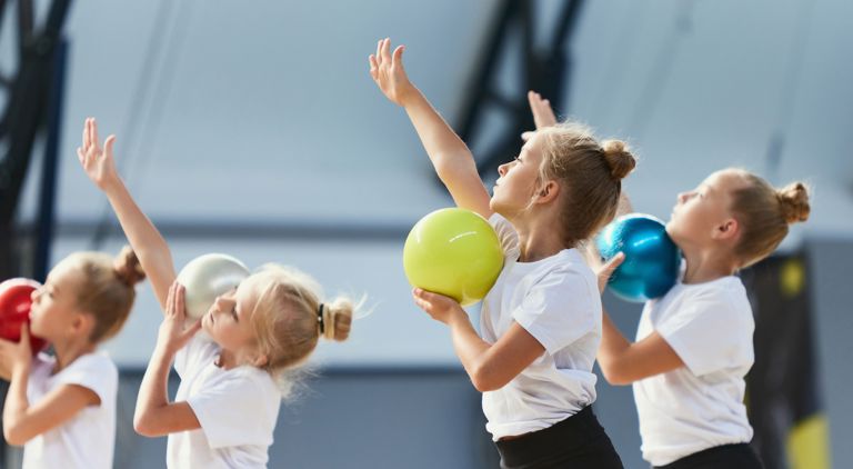 Fyra tjejer som tränar rytmisk gymnastik