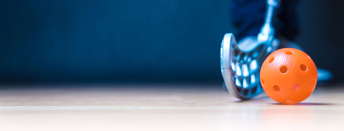 Bladet på en grå innebandyklubba och en orange innebandyboll