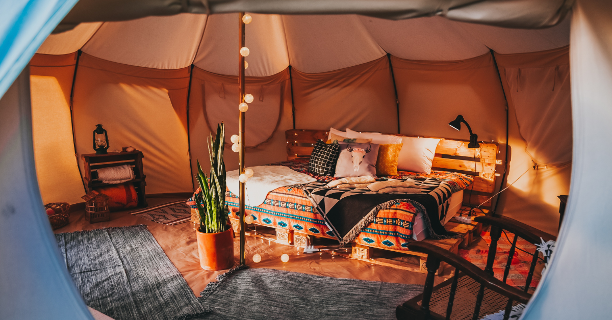 Campingtält med mysig belysning