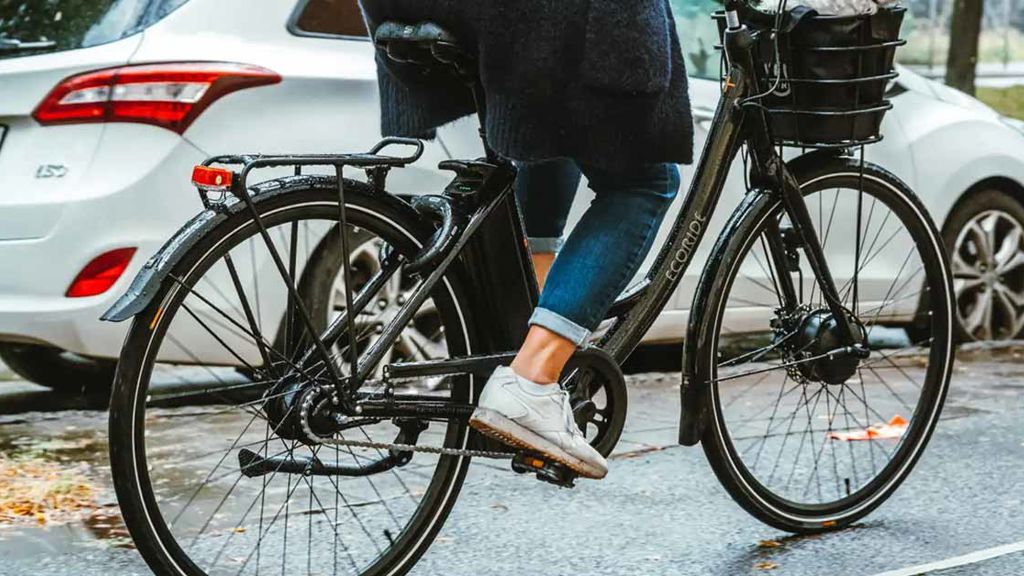 Person som cyklar i regnigt väder