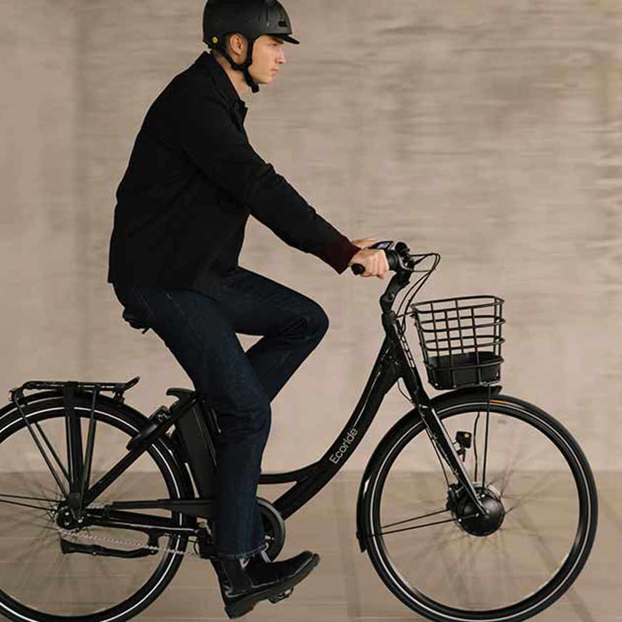 man som cyklar på en ecoride