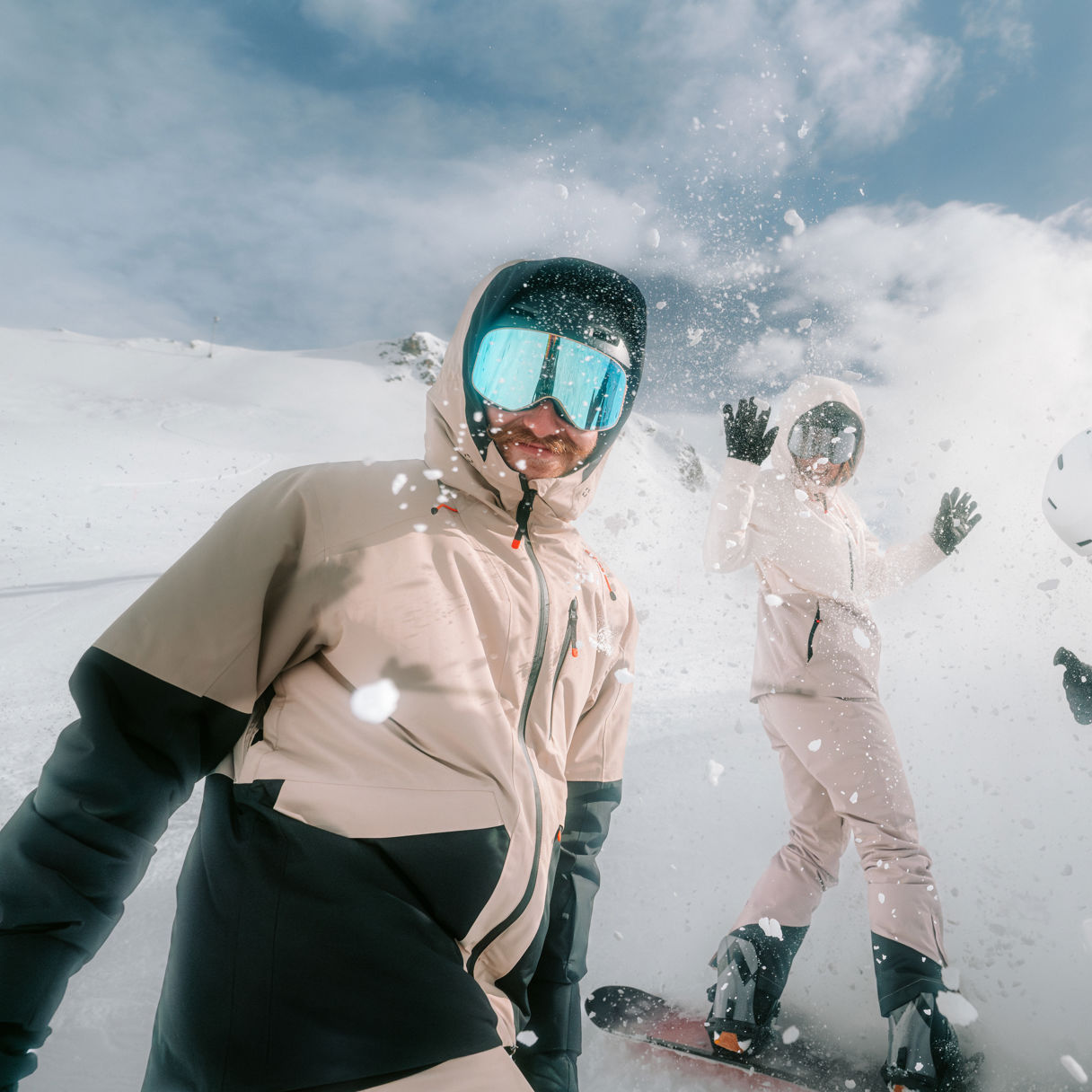 Tre personer som åker skidor och snowboard