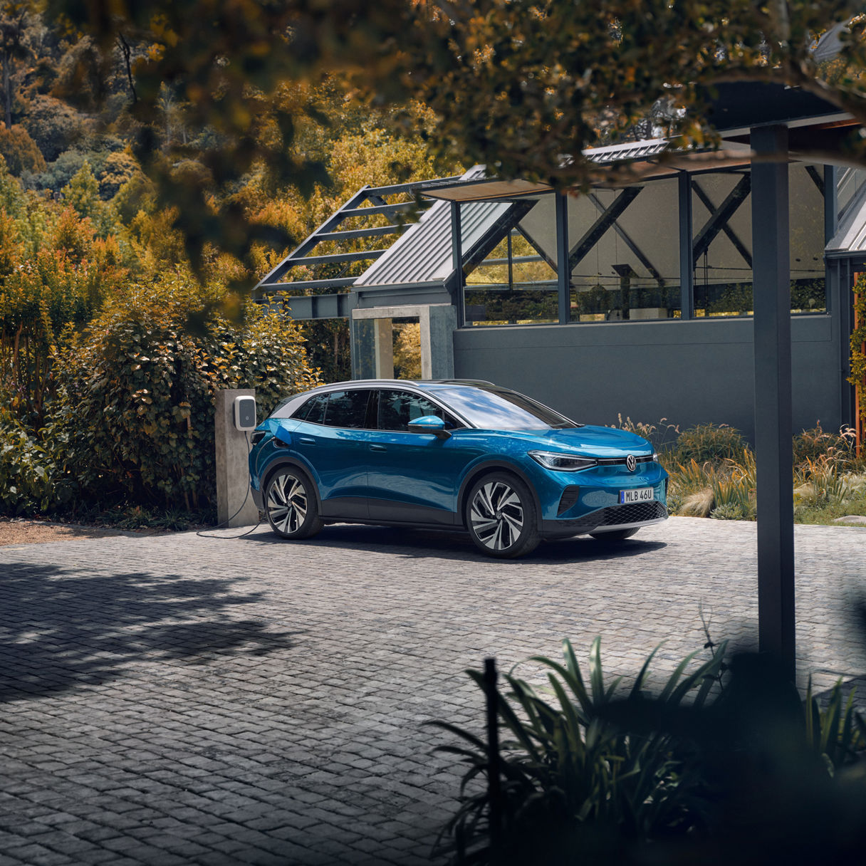 Blå Volkswagen stående på en parkering
