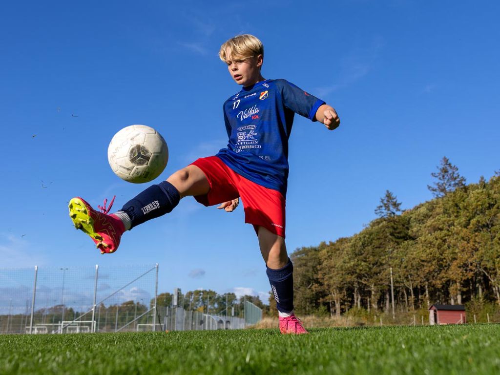 En pojke som spelar fotboll