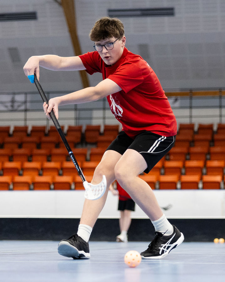 En pojke som spelar innebandy
