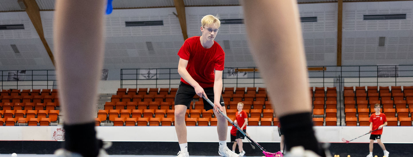 två pojkar som spelar innebandy