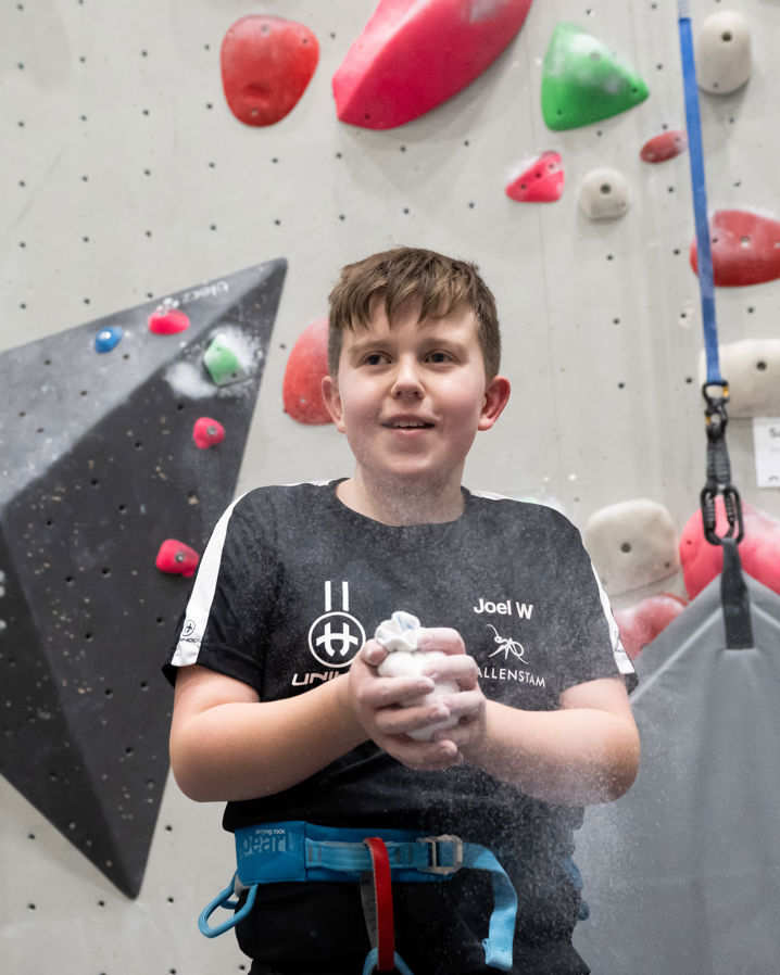 Årets Eldsjäl i kategorin Hälsa år 2025, Andreas Wångblad. Står framför en klättervägg och ler.