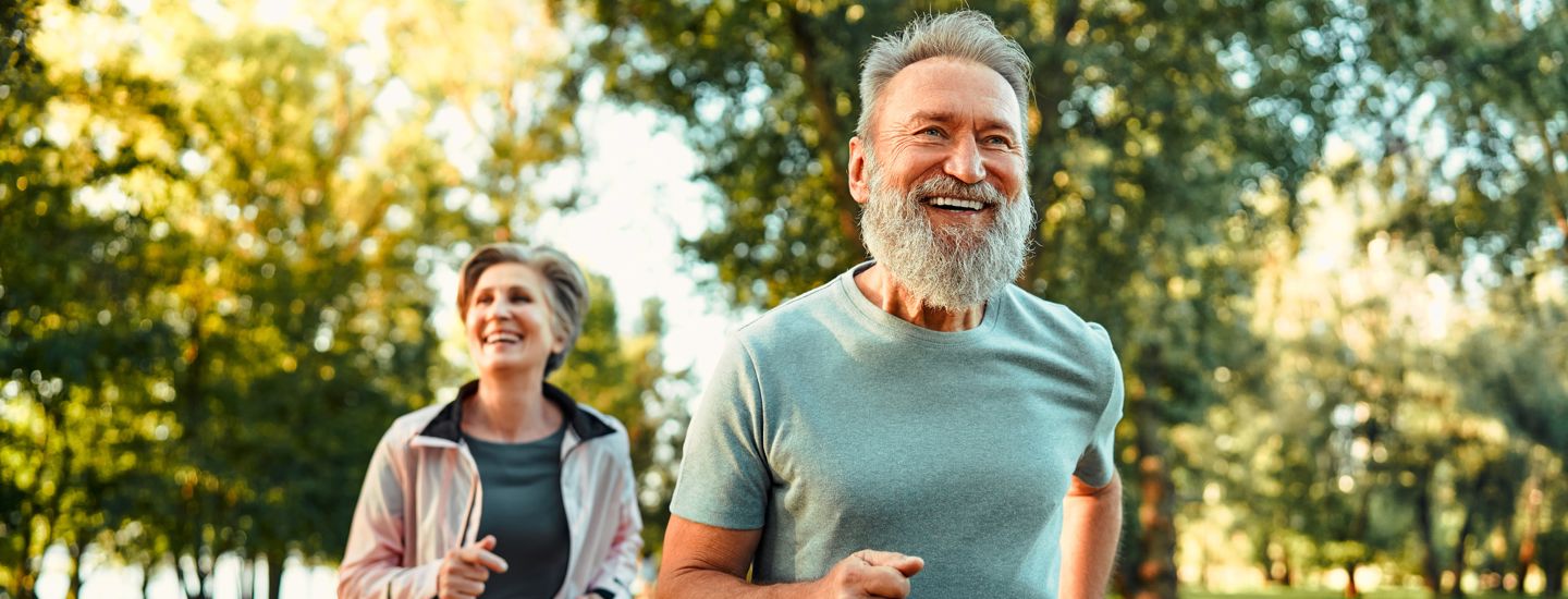 Ett äldre par som joggar utomhus