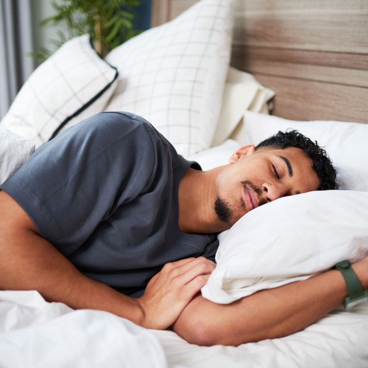 En man som sover i en säng