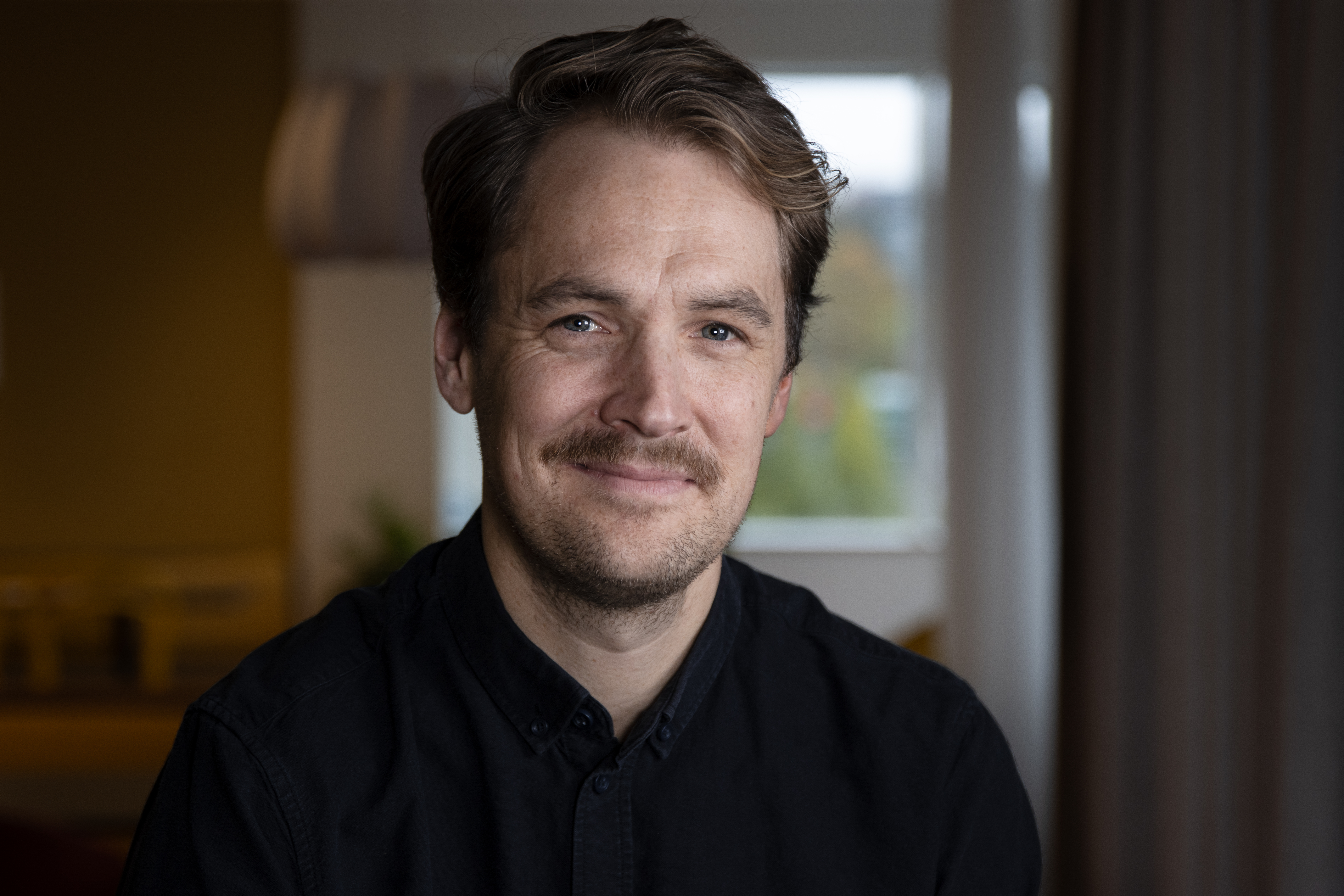 En bild på en man som ler
