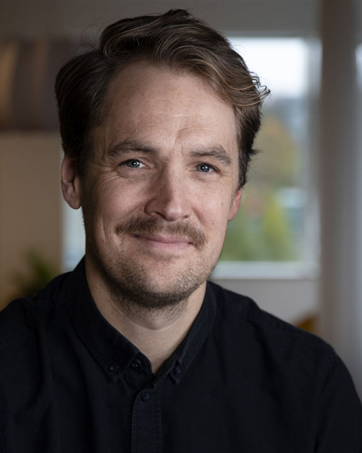 En bild på en man som ler