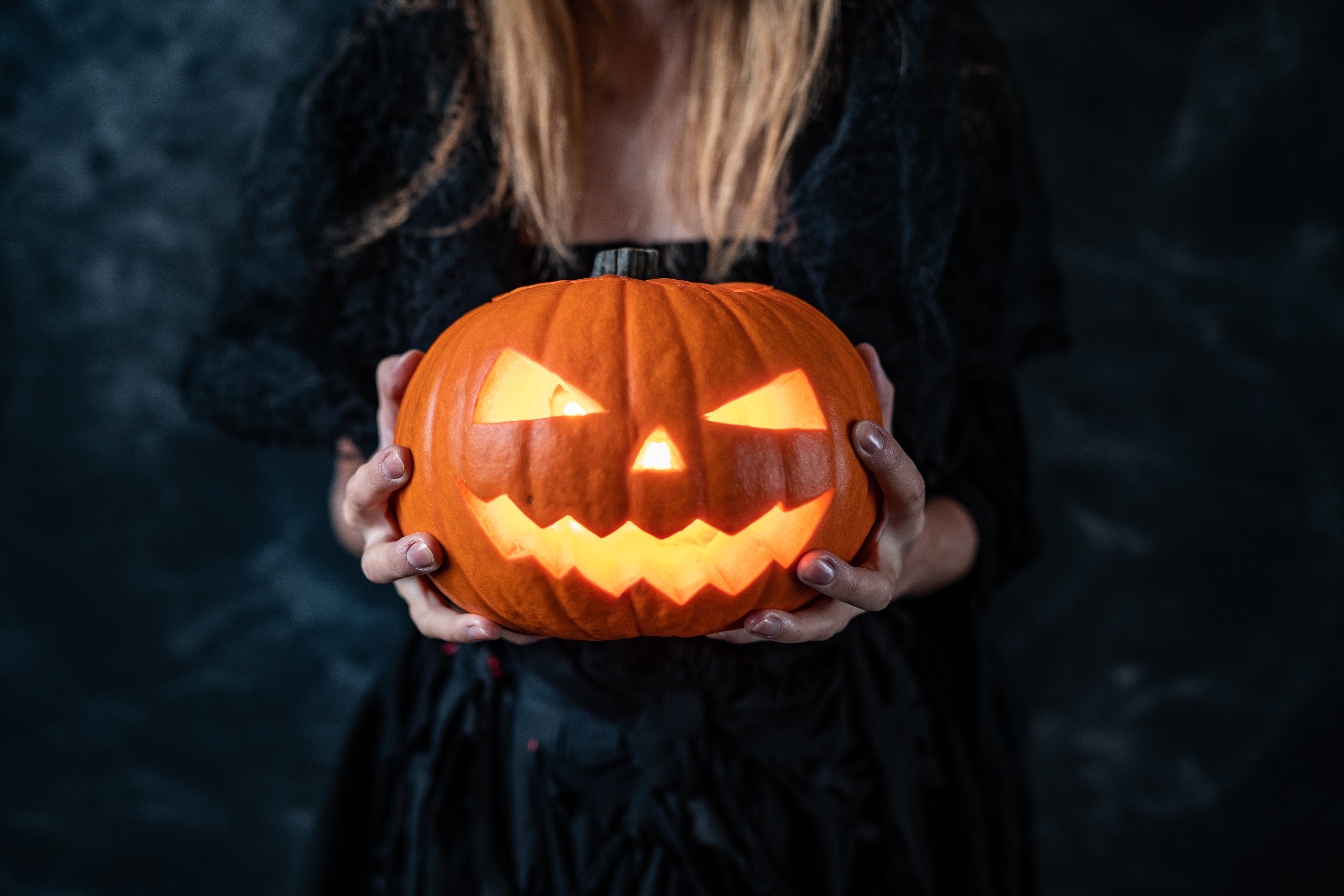 En halloween pumpa som lyser