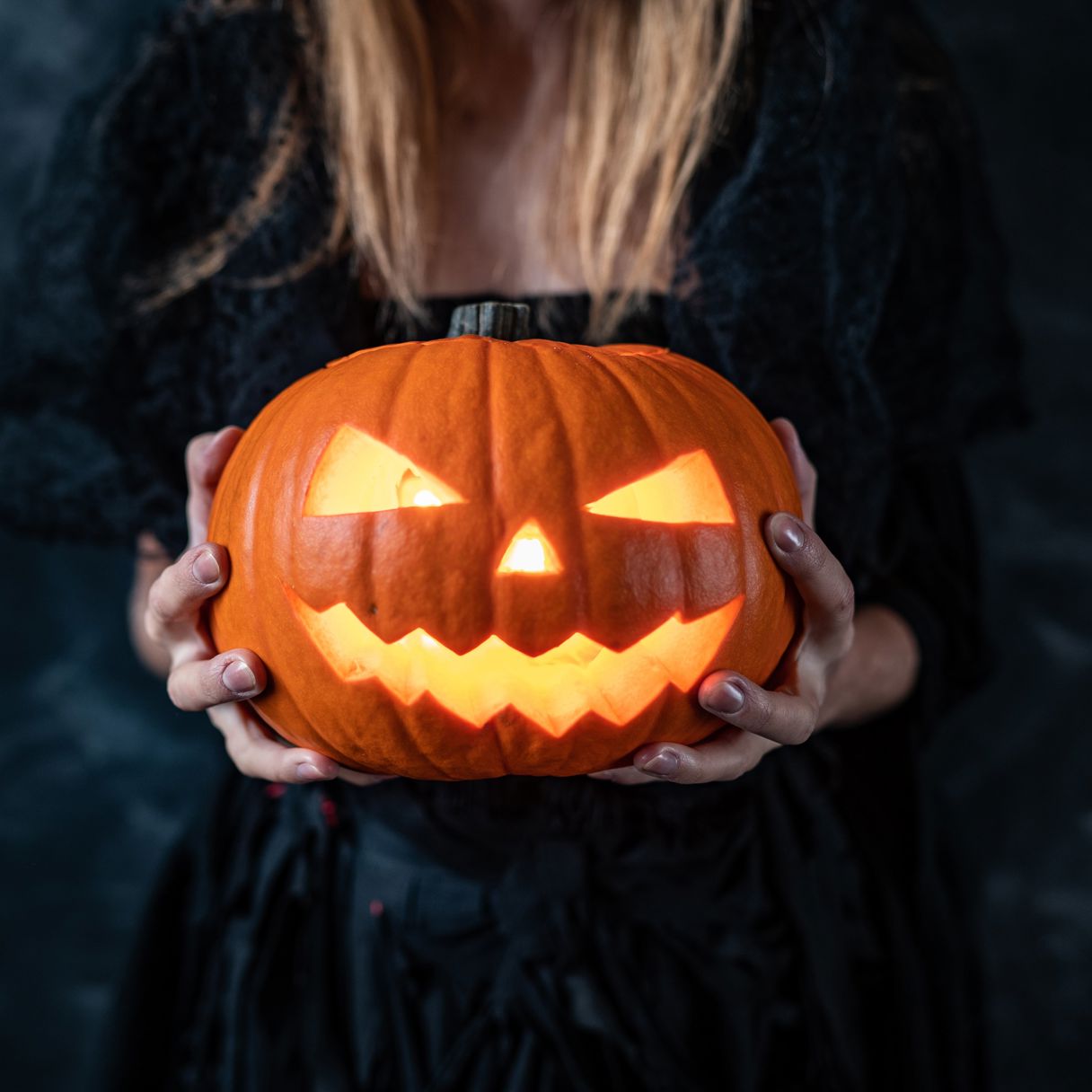 En halloween pumpa som lyser