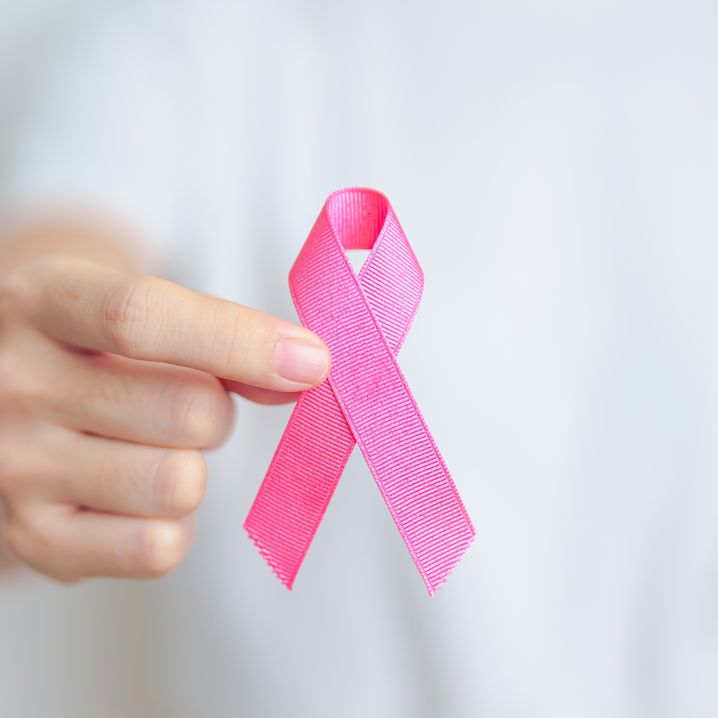 Någon som håller i rosa bandet