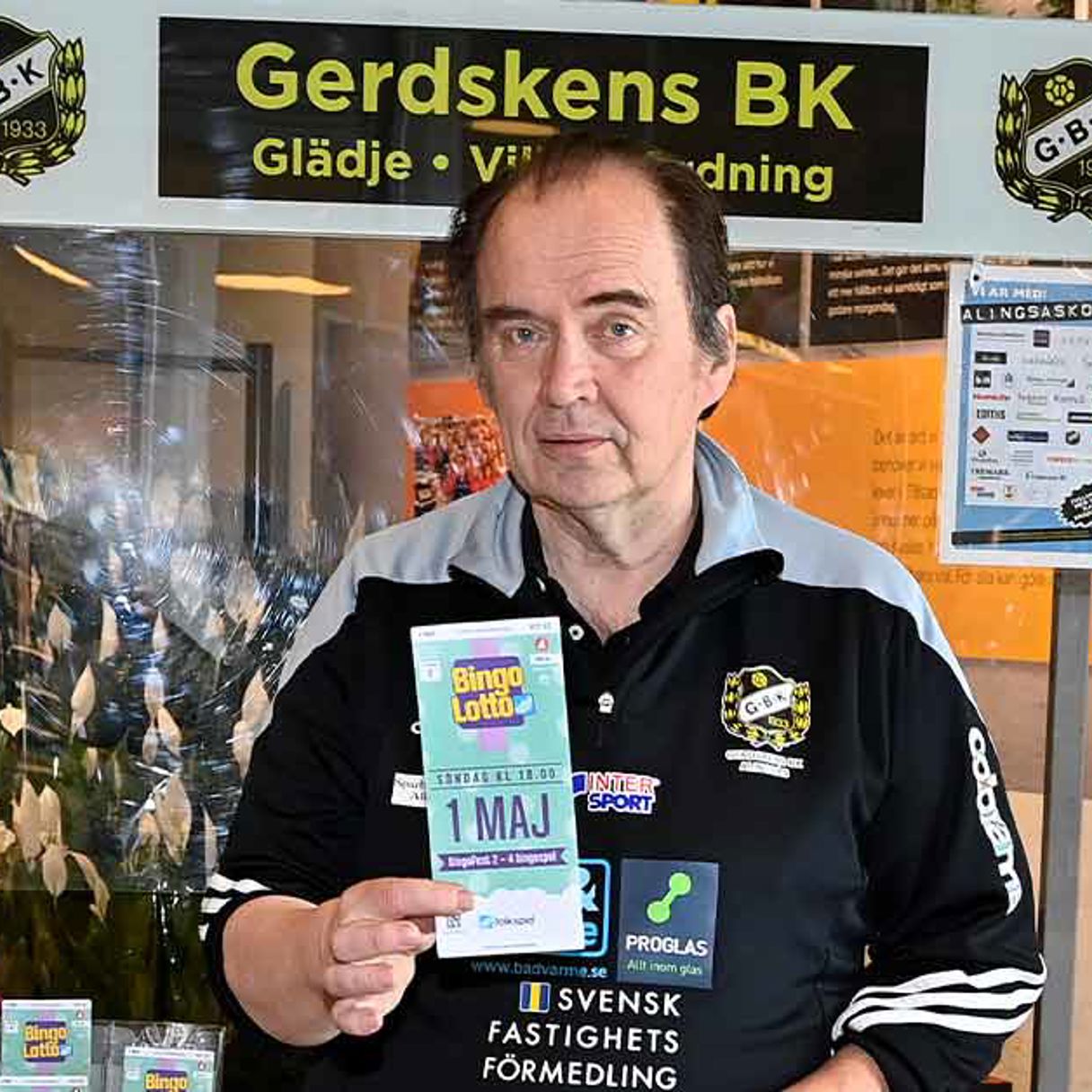 Timo Reinikainen från Gerdskens BK säljer lotter från Folkspel