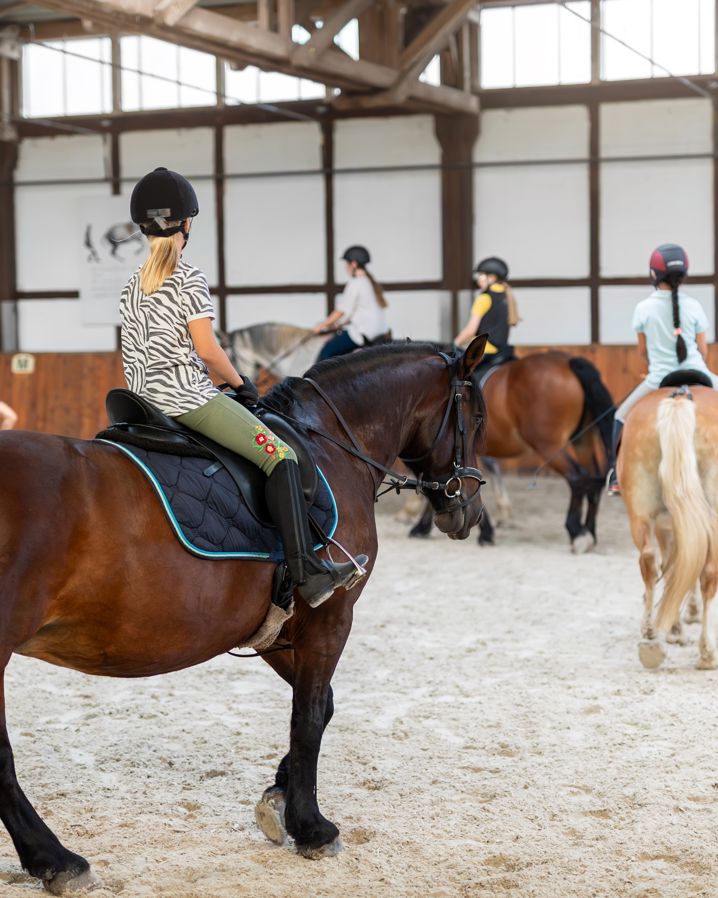 Fyra tjejer rider i en volt i ett rudhus