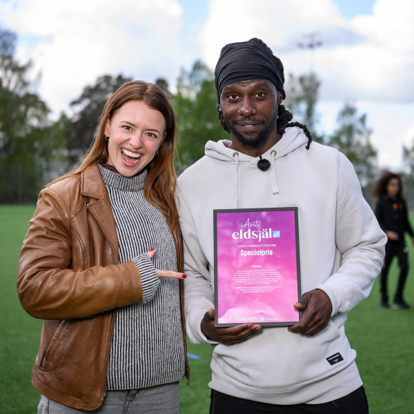 Clara Henry delar ut Årets specialpris till Martin Mutumba