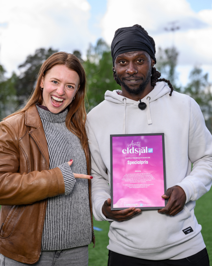 Clara Henry delar ut Årets specialpris till Martin Mutumba