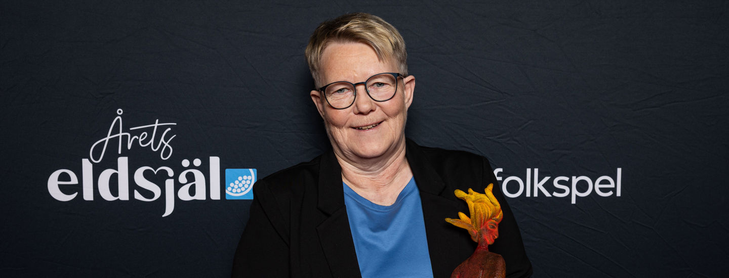 Ann Löf håller sin statyett på galan Årets Eldsjäl.