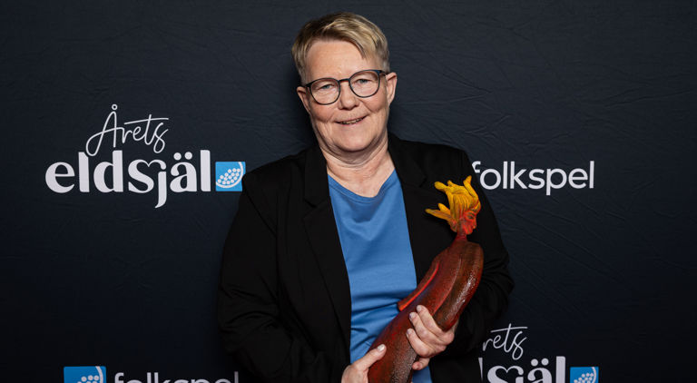 Ann Löf håller sin statyett på galan Årets Eldsjäl.