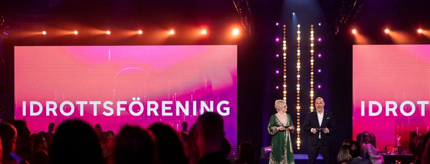 Prisutdelning på scen under Årets Eldsjäl-galan, kategori Idrottsförening.