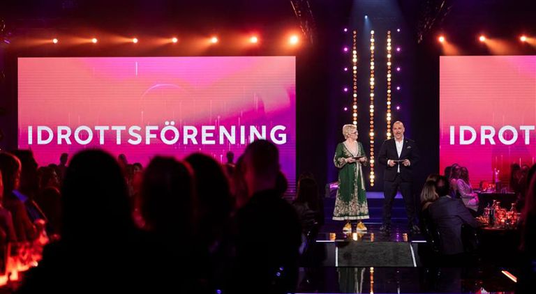 Prisutdelning på scen under Årets Eldsjäl-galan, kategori Idrottsförening.