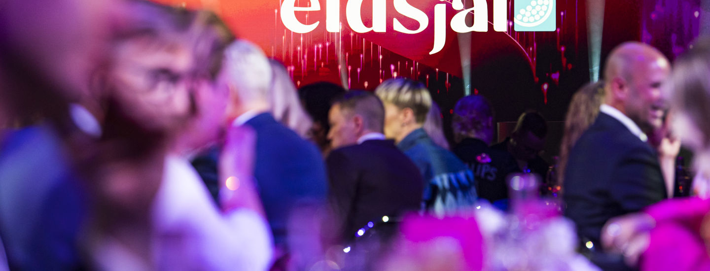 Galaklädda människor sittande vid dukat bord på Årets Eldsjäls Galakväll