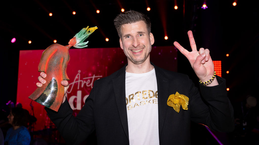 Martin Ringström, vinnare av Årets Eldsjäl 2024, visar vinnartecknet