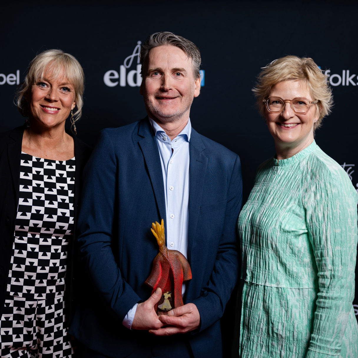 Prisutdelare Sofia Åhman och Anna Iwarsson tillsammans med representant från Örnsköldsviks TK, vinnare av Årets Eldsjälk i kategorin Idrottsförening 2024