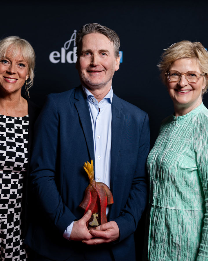 Prisutdelare Sofia Åhman och Anna Iwarsson tillsammans med representant från Örnsköldsviks TK, vinnare av Årets Eldsjälk i kategorin Idrottsförening 2024