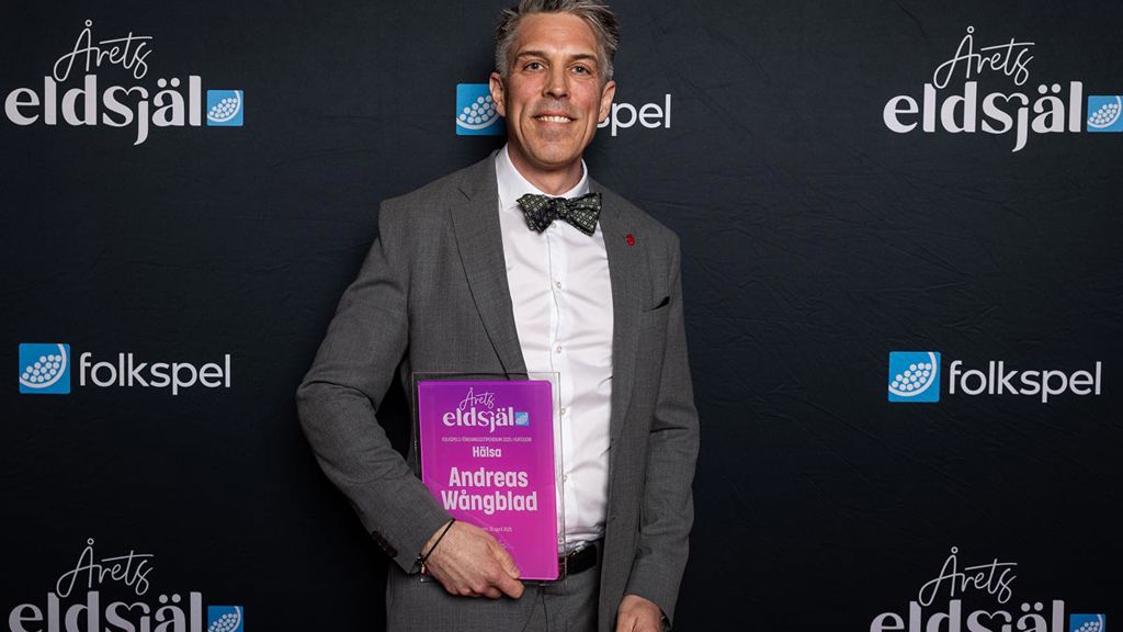 Andreas Wangblad tar emot pris inom kategorin Hälsa på scen.