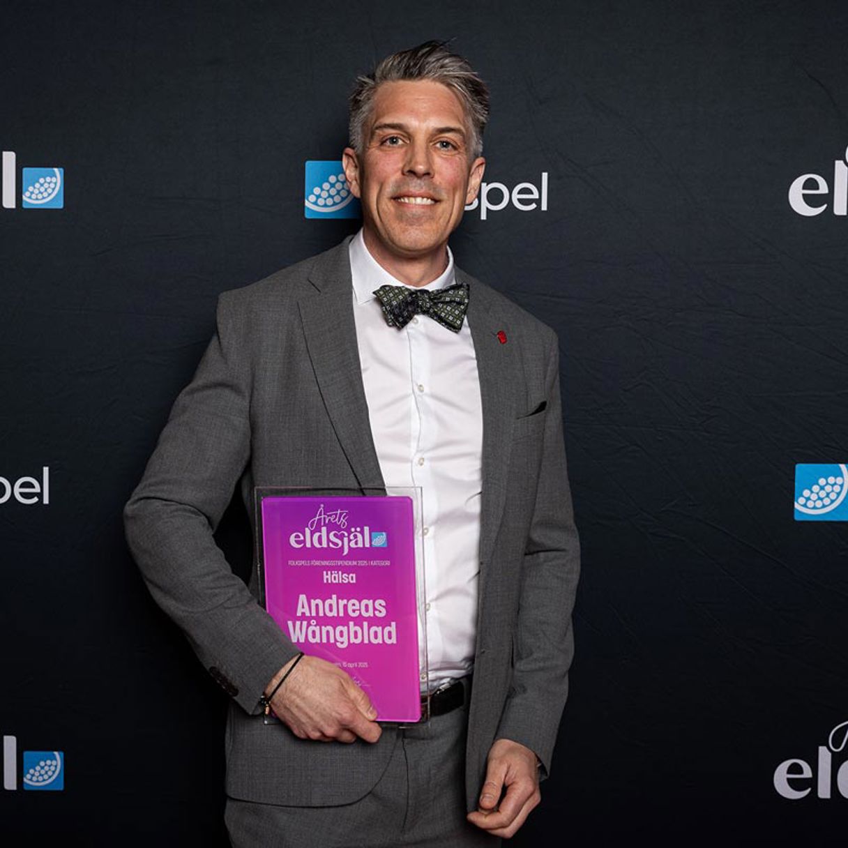 Andreas Wangblad tar emot pris inom kategorin Hälsa på scen.