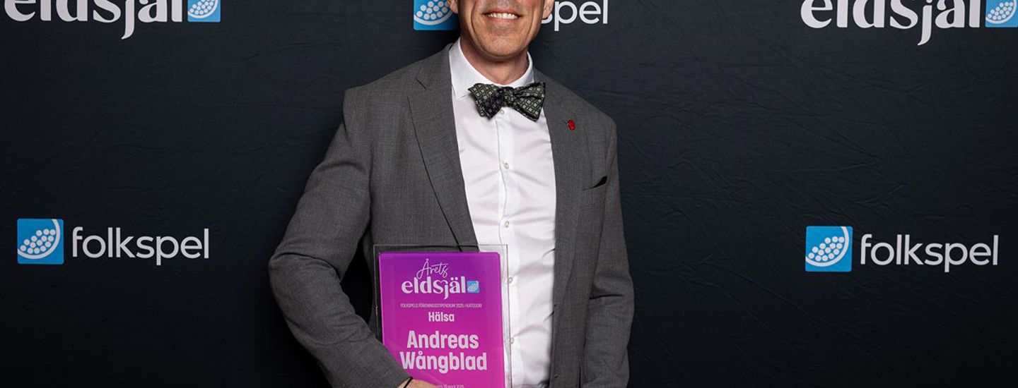 Andreas Wangblad tar emot pris inom kategorin Hälsa på scen.