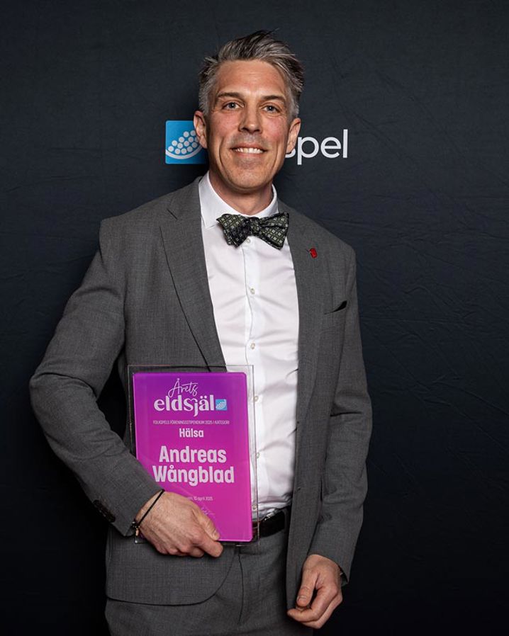 Andreas Wangblad tar emot pris inom kategorin Hälsa på scen.
