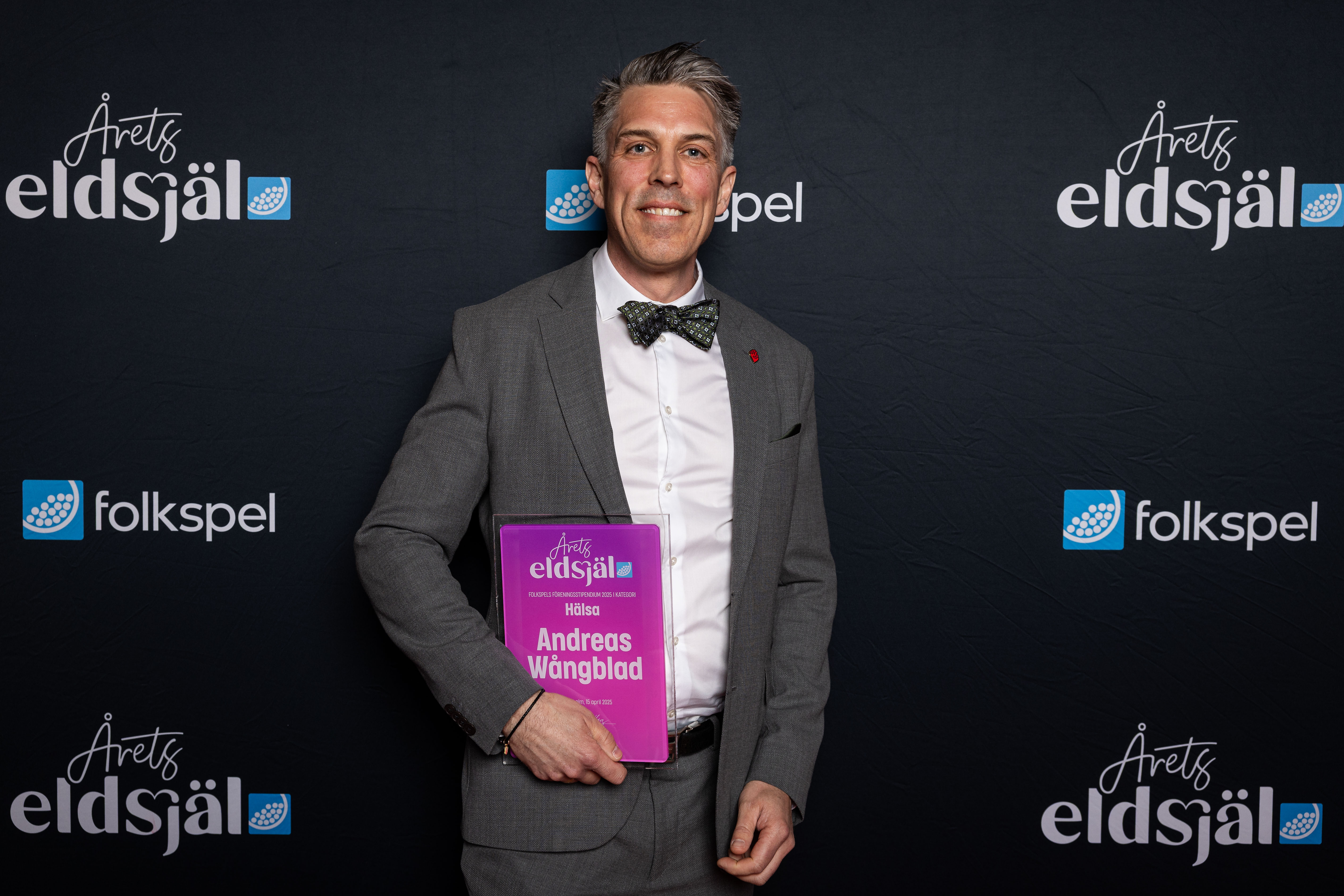Andreas Wangblad tar emot pris inom kategorin Hälsa på scen.
