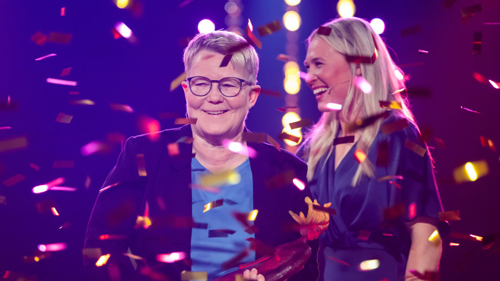 Ann Löf tar emot utmärkelsen Årets Eldsjäl på scen.