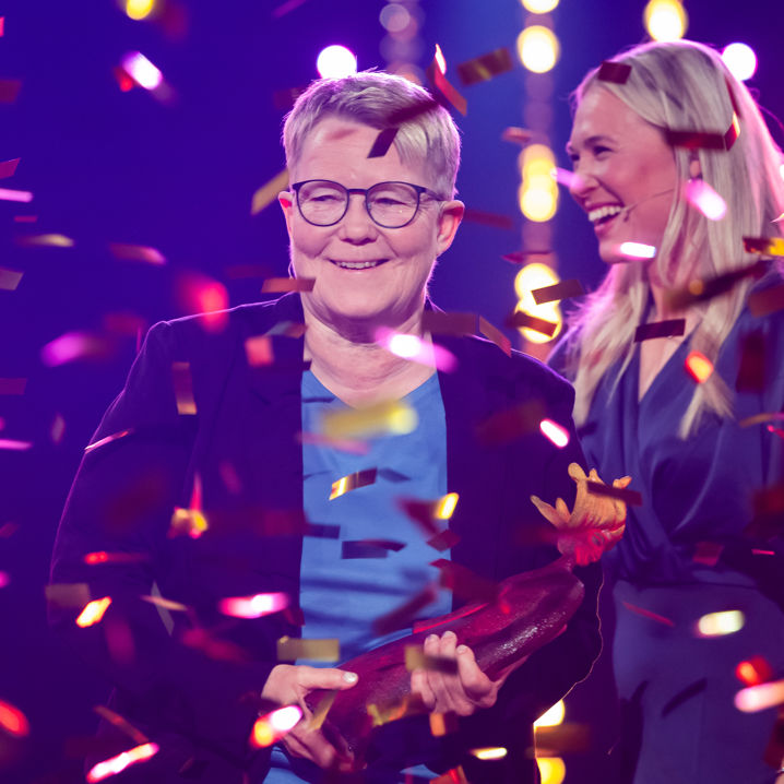 Ann Löf tar emot utmärkelsen Årets Eldsjäl på scen.