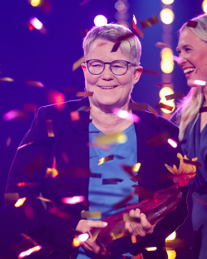 Ann Löf tar emot utmärkelsen Årets Eldsjäl på scen.