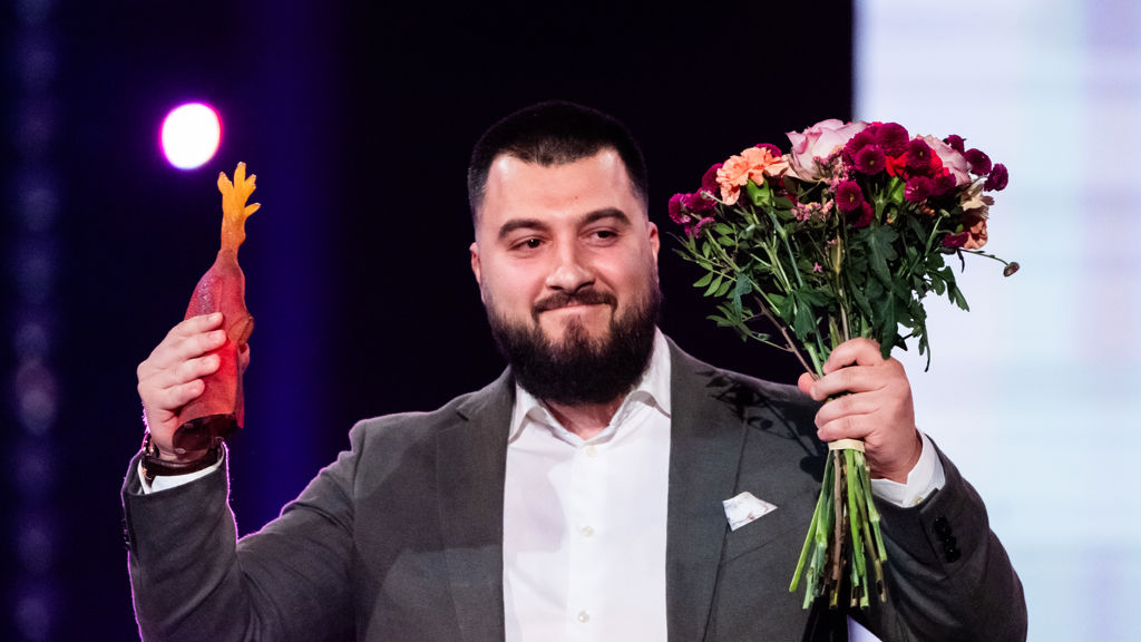 Zana Hakimzadeh tar emot pris inom kategorin Inkludering vid Årets Eldsjäl 2025.