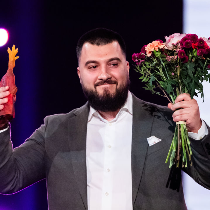 Zana Hakimzadeh tar emot pris inom kategorin Inkludering vid Årets Eldsjäl 2025.