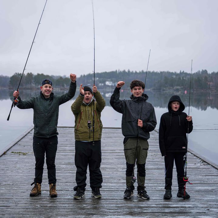 Miska Escobar fiskar som del av hälsofrämjande insats.