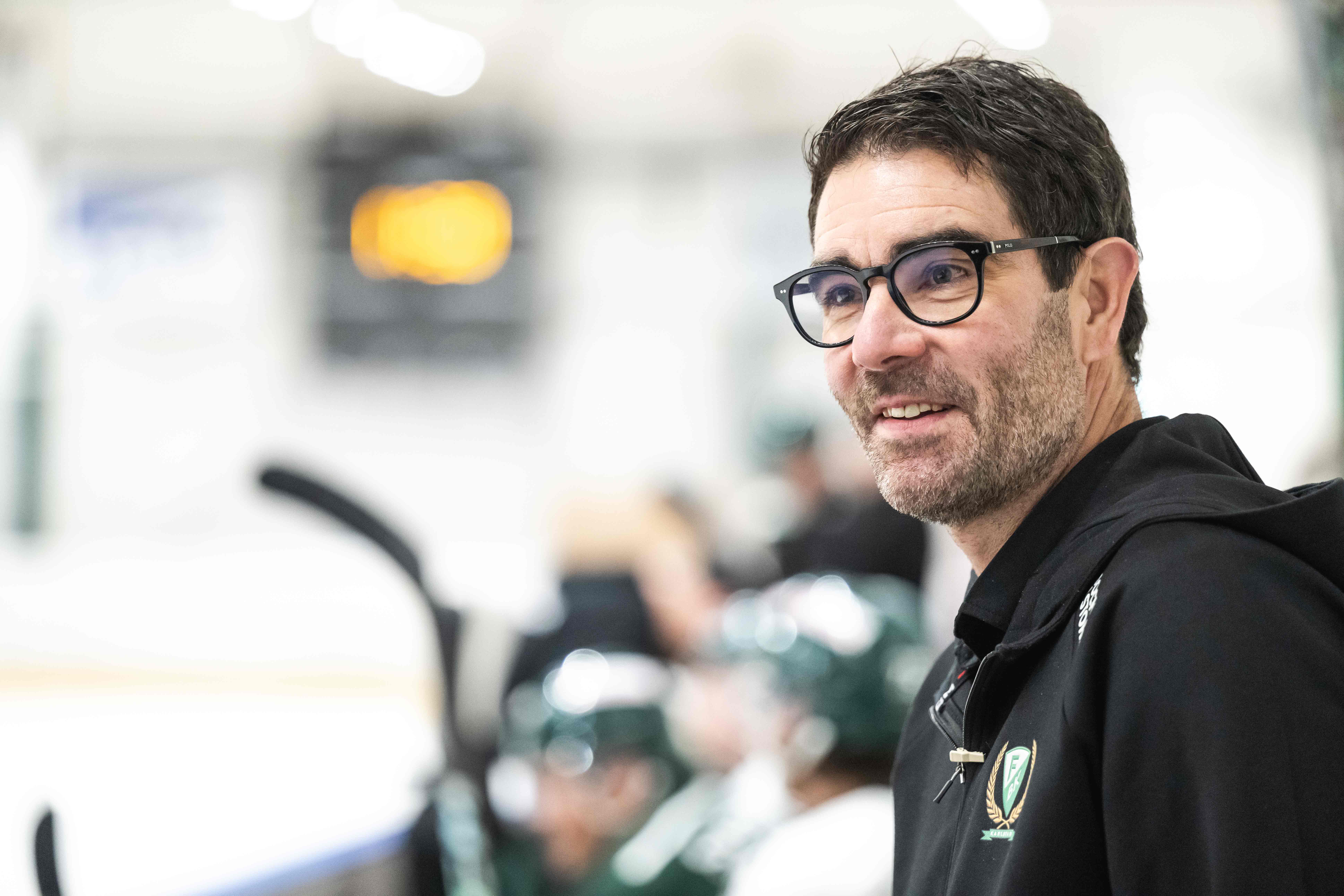 Färjestad BK:s ledare och barn under lagaktivitet.