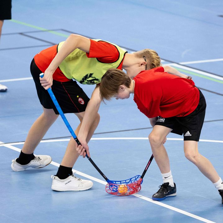 Spelare i Vänersborgs IF under aktivitet på planen.