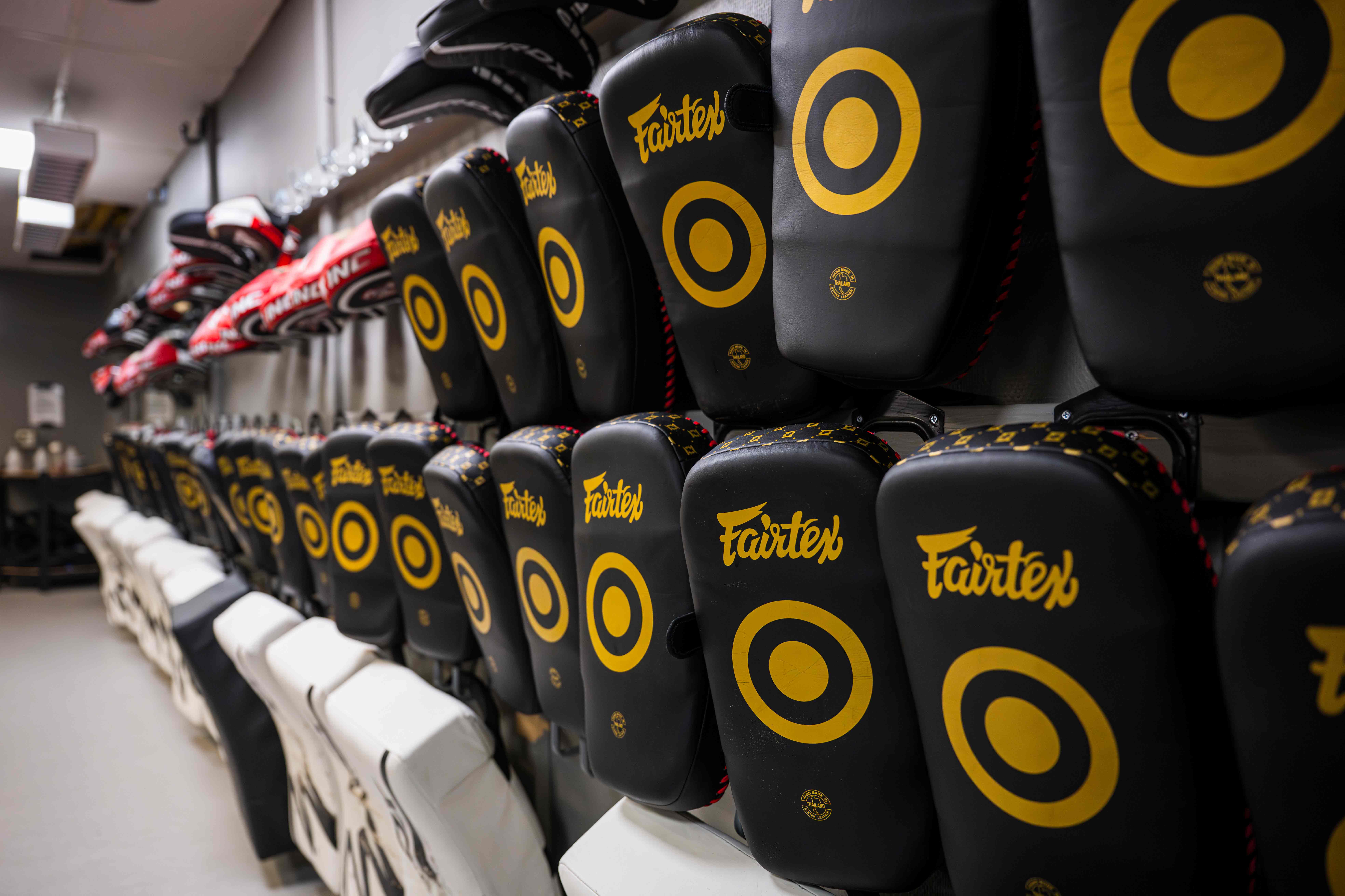 Hockeyutrustning upphängd i omklädningsrum