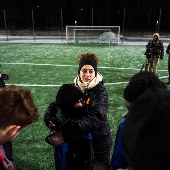 Ester Franco i samtal med deltagare inom inkludering.