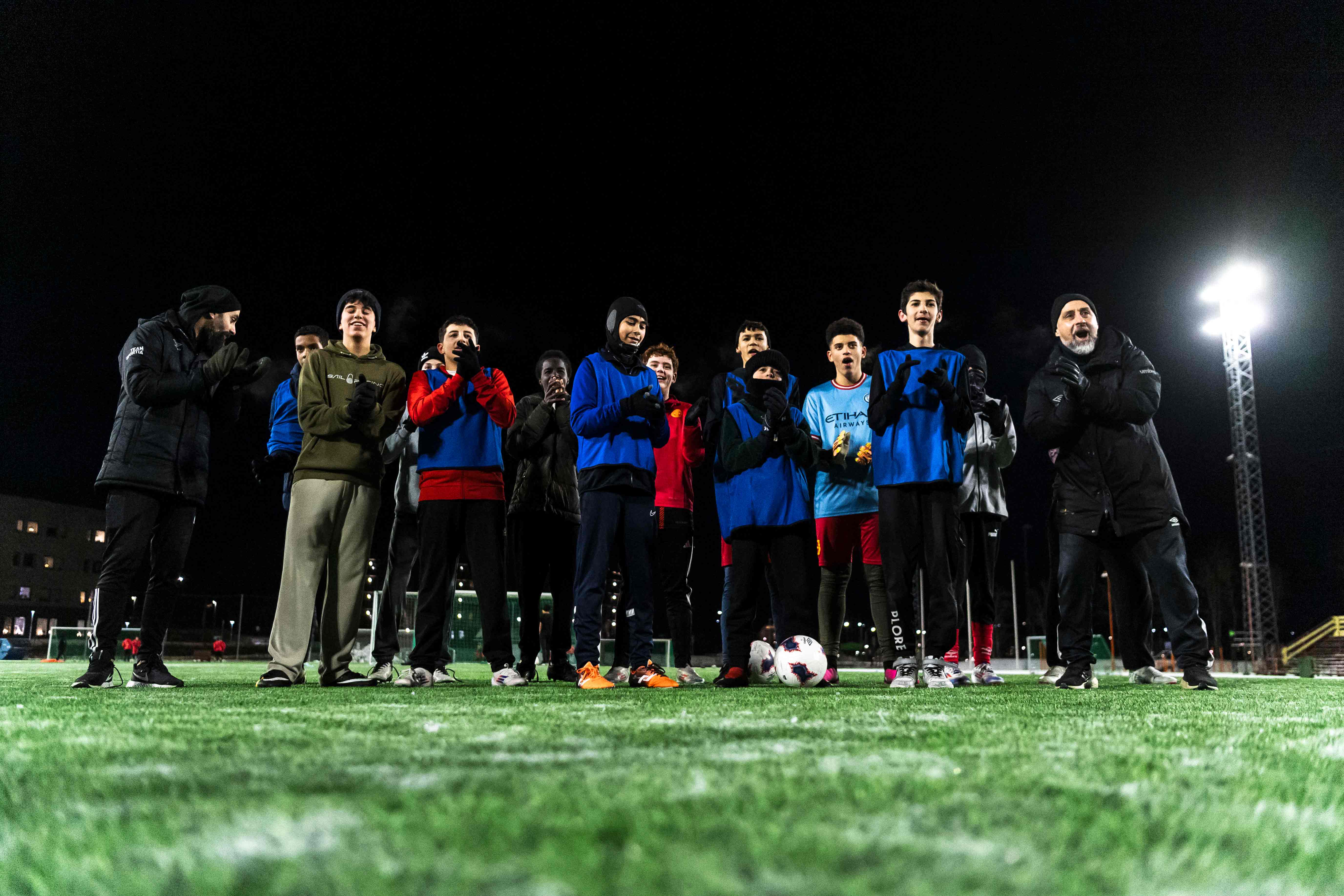 Ester Franco leder utomhusaktivitet i inkluderingsprojekt.