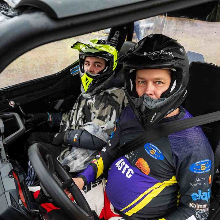 Två killar i en racerbil