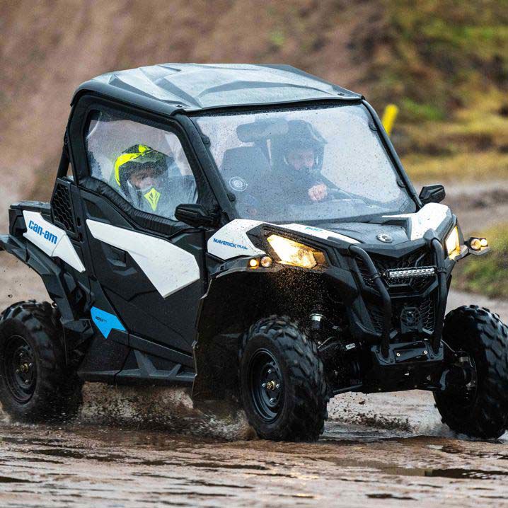 Terrängfordon körs i lerig miljö som en del av inkluderande fritidsaktivitet.