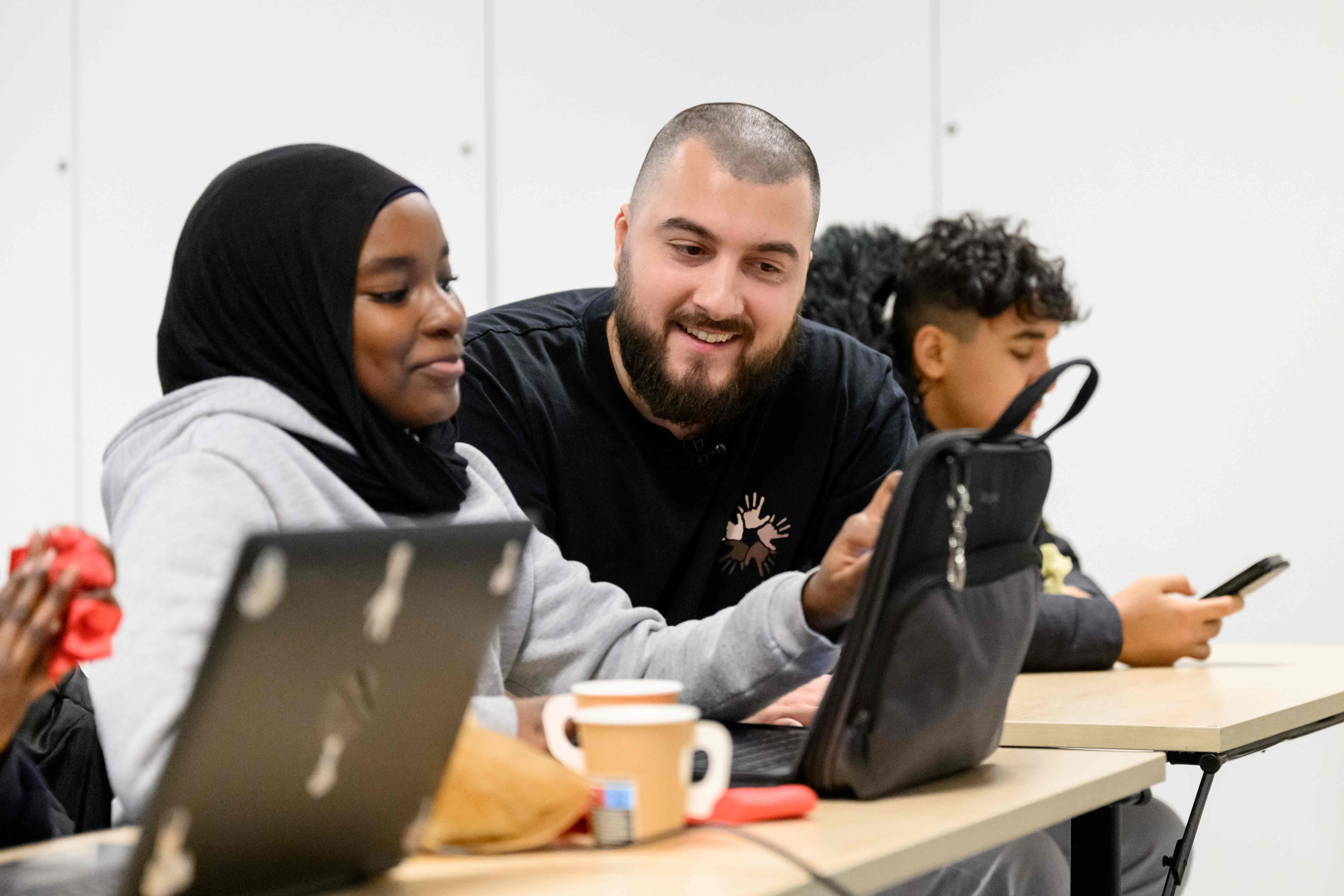 Zana Hakimzadeh i samtal med deltagare i inkluderande miljö.