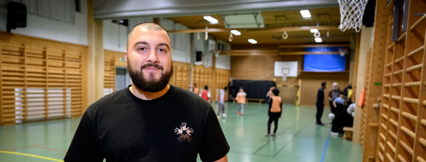 Zana Hakimzadeh leder aktivitet inom kategorin Inkludering, i en baskethall.